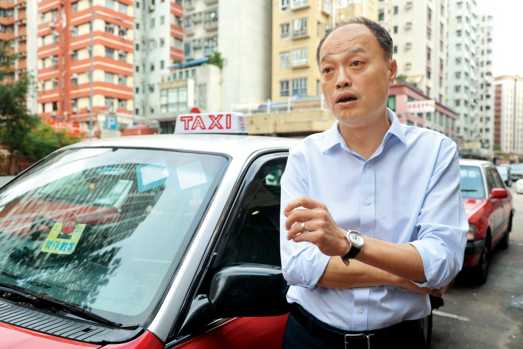 香港的士小巴商總會會長周國強認為，當局規管網約車平台及推出的士車隊政策，有助改善的士營商環境。