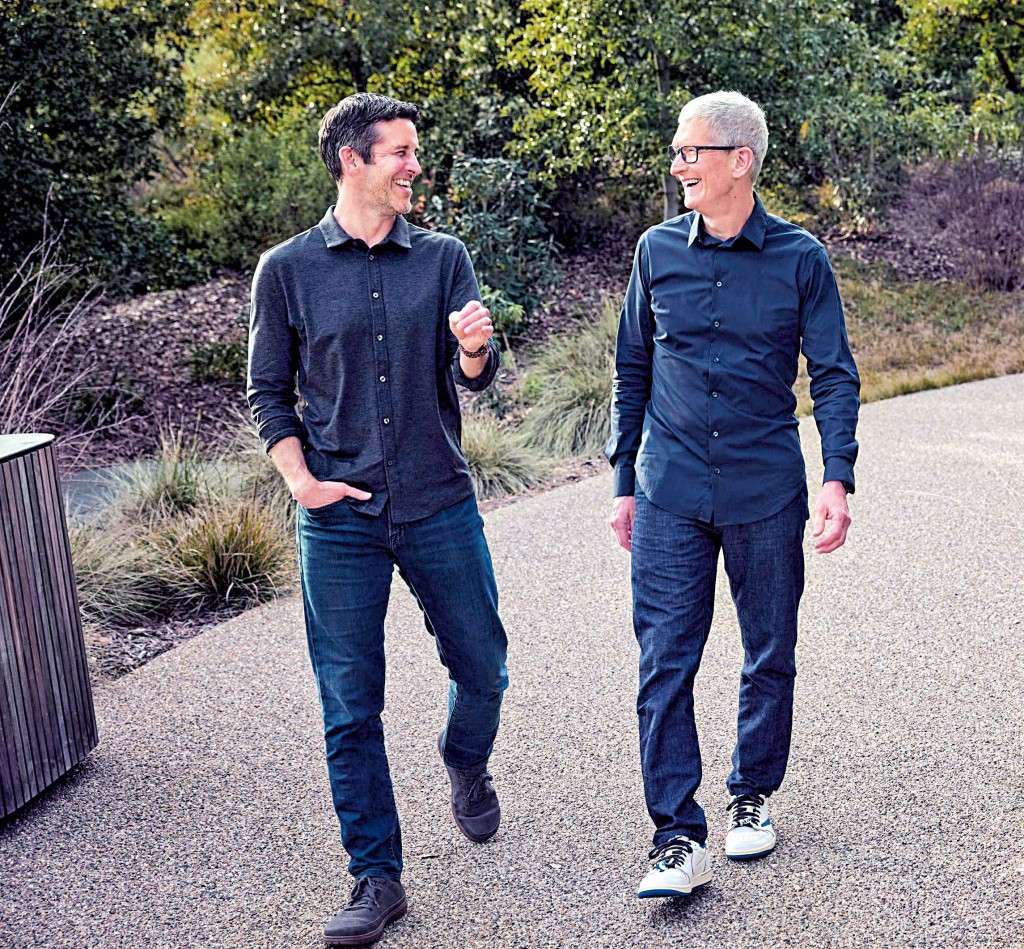 蘋果公司宣布，行政總裁庫克（右）九月一日起，轉任董事會執行主席，行政總裁一職由硬件工程高級副總裁特努斯（左）接替。