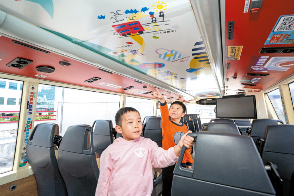 九巴透過「巴士童行 • 流動教室」主題巴士展示SEN兒童的藝術創作，向市民傳遞關愛共融的價值觀。