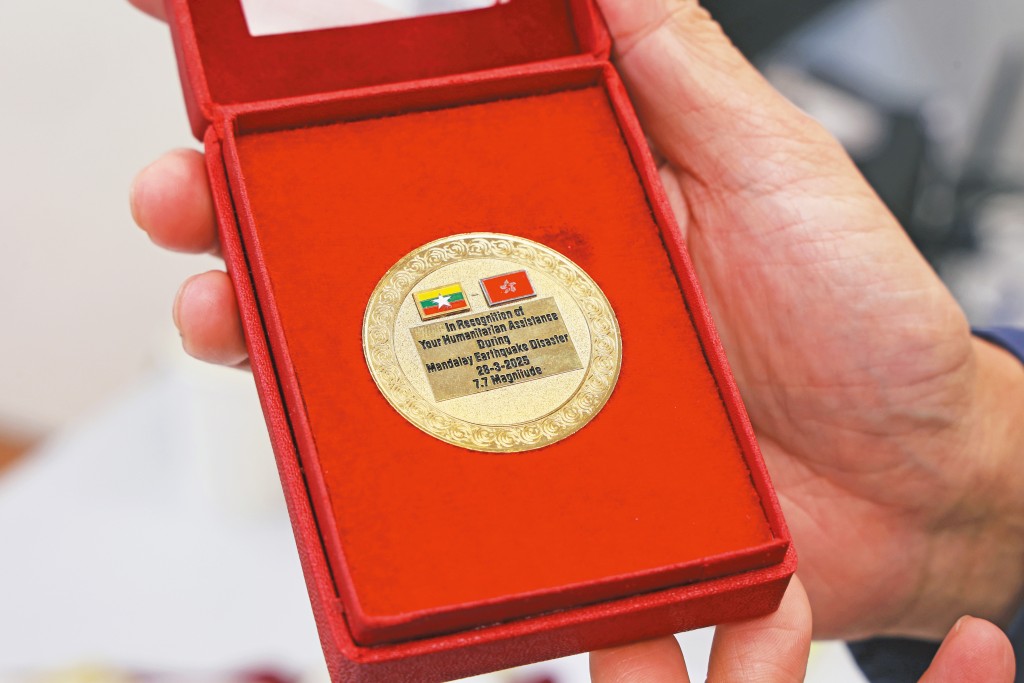 去年三月緬甸中部曼德勒發生七點十七級強烈地震,造成超過三千六百人死亡,特區政府翌日派救援隊到緬甸協助,蕭粵中是其中一員,返港後獲特首頒發嘉許狀。 去年三月緬甸中部曼德勒發生七點十七級強烈地震,造成超過三千六百人死亡,特區政府翌日派救援隊到緬甸協助,蕭粵中是其中一員,返港後獲特首頒發嘉許狀。