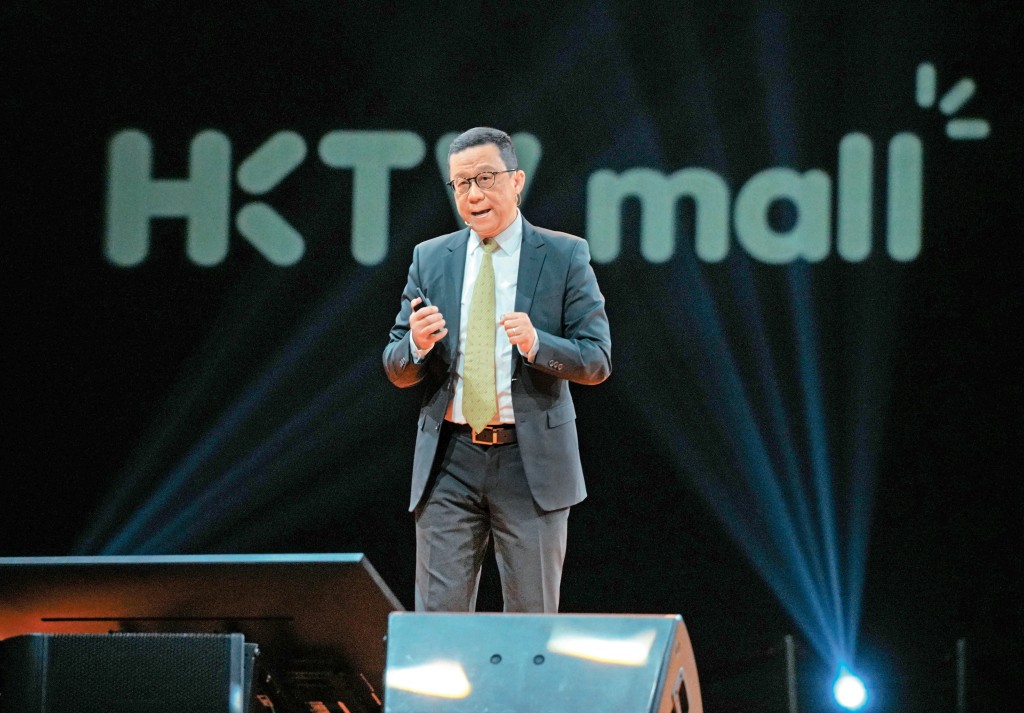 王維基在台上演講時,聲稱要與內地三大電商平台聯手「一齊打倒實體店」,又警告旗下商戶「機會留畀有準備嘅人」 王維基在台上演講時,聲稱要與內地三大電商平台聯手「一齊打倒實體店」,又警告旗下商戶「機會留畀有準備嘅人」