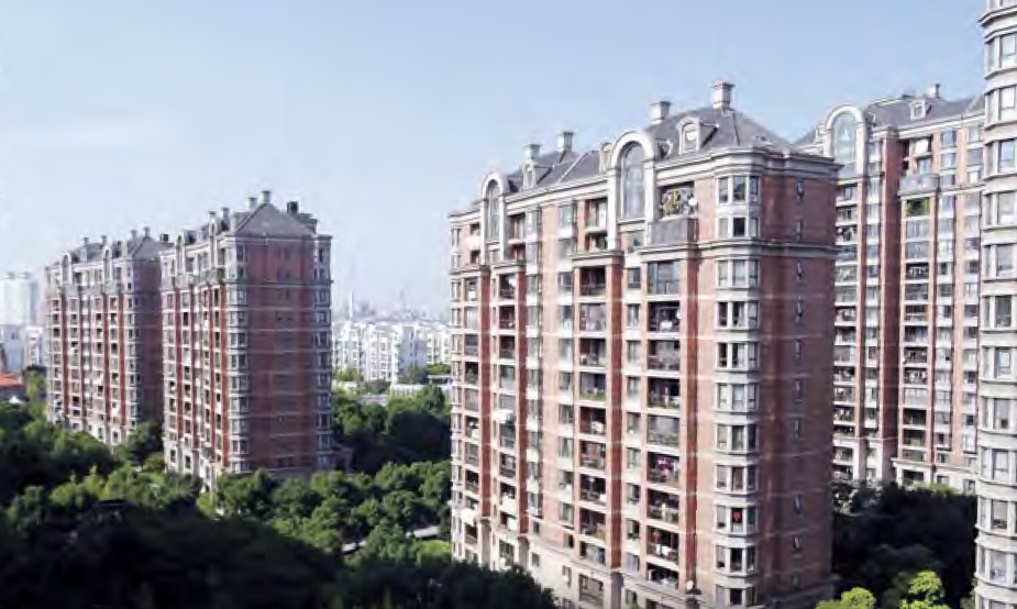 Eline名下持有的蒲東新區的豪宅，屬上海市最具升值潛力的高級屋苑之一，其單位為逾千呎的兩房間隔， 露台經常有衣服曬晾外，也設有小狗屋和衛星天線。