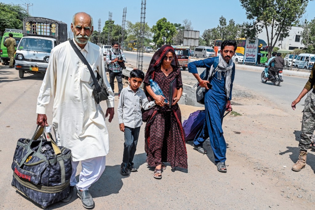 印巴關係惡化,除關閉邊境外,還互相驅逐對方的國民出境。 印巴關係惡化,除關閉邊境外,還互相驅逐對方的國民出境。
