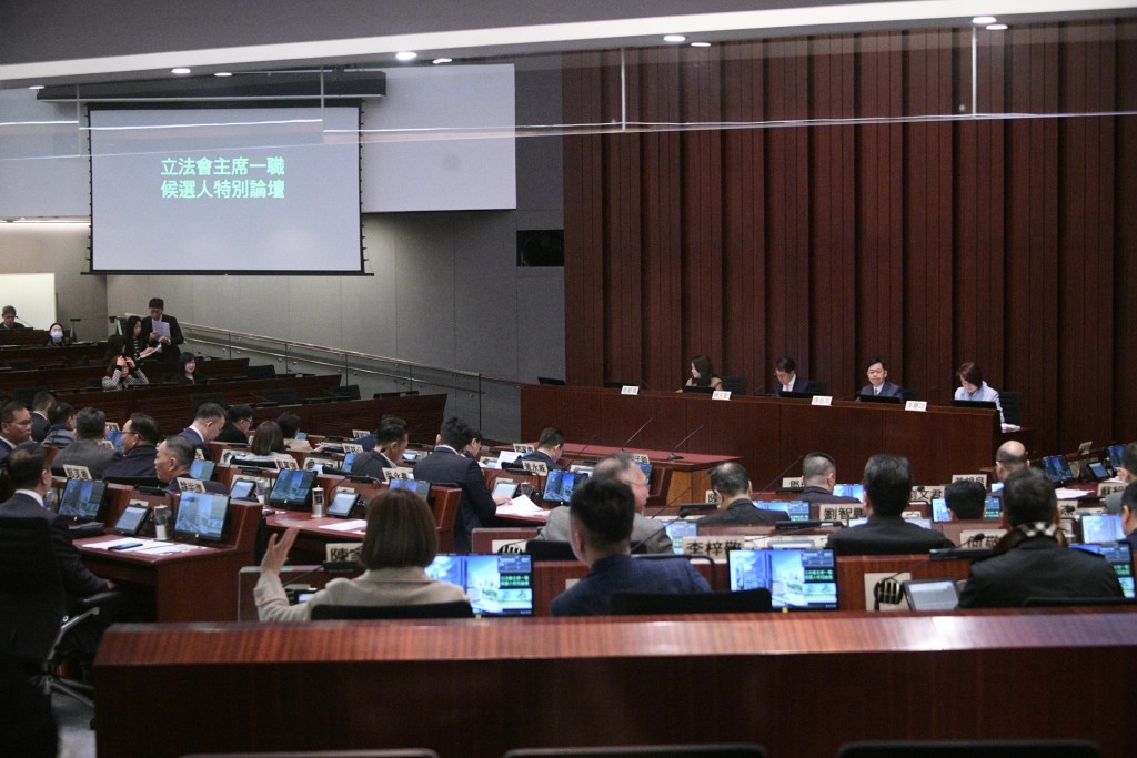 特別論壇於上午11時27分完成，休會10分鐘後投票。