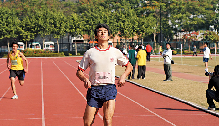 自小喜歡運動的姚錦成，中學時是校內田徑隊主力，曾在一百米跑出十秒九七佳績。