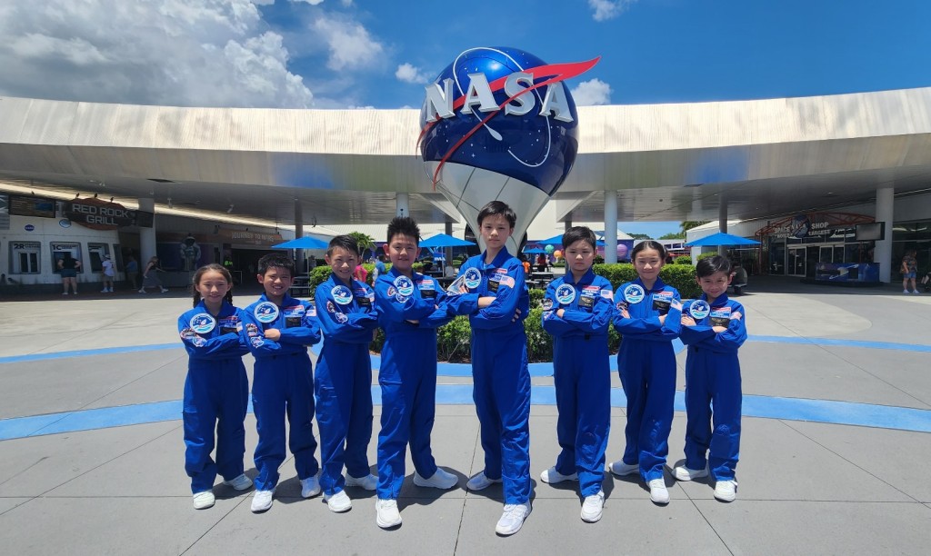 8 位小太空人在「太空探索之旅」展現「It is Possible!」的精神。 左起:陸詩語、周駿騰、陳一樂、黃允顥、譚梓希、郭穆謙、黃卓琳及許靖然。 8 位小太空人在「太空探索之旅」展現「It is Possible!」的精神。 左起:陸詩語、周駿騰、陳一樂、黃允顥、譚梓希、郭穆謙、黃卓琳及許靖然。