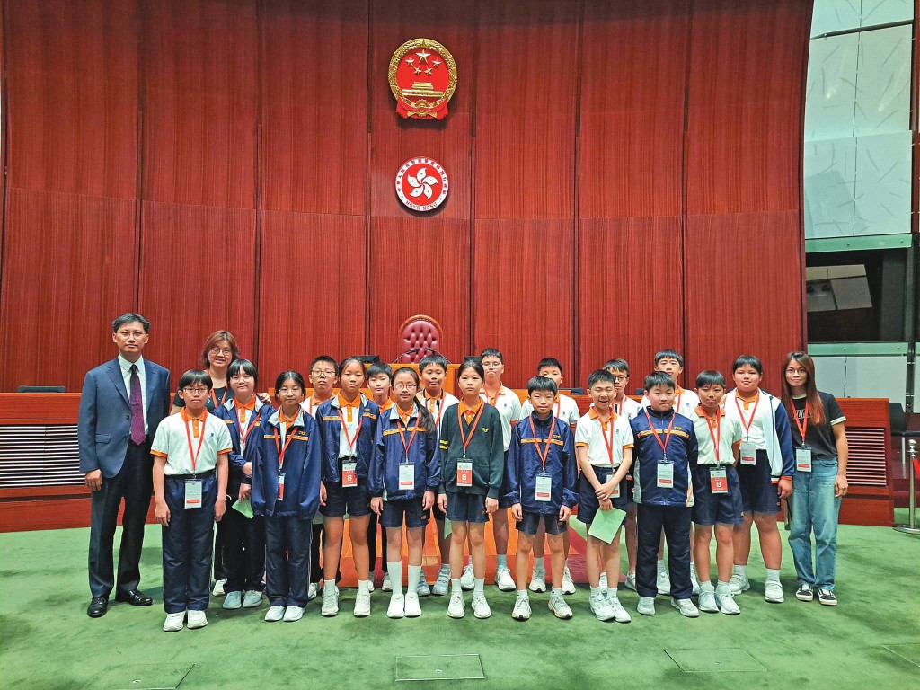 吳錦華帶領一眾仁愛堂田家炳小學學生參觀立法會。