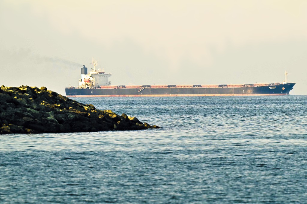 霍爾木茲海峽被全面封鎖後，直接影響了全球能源供應。