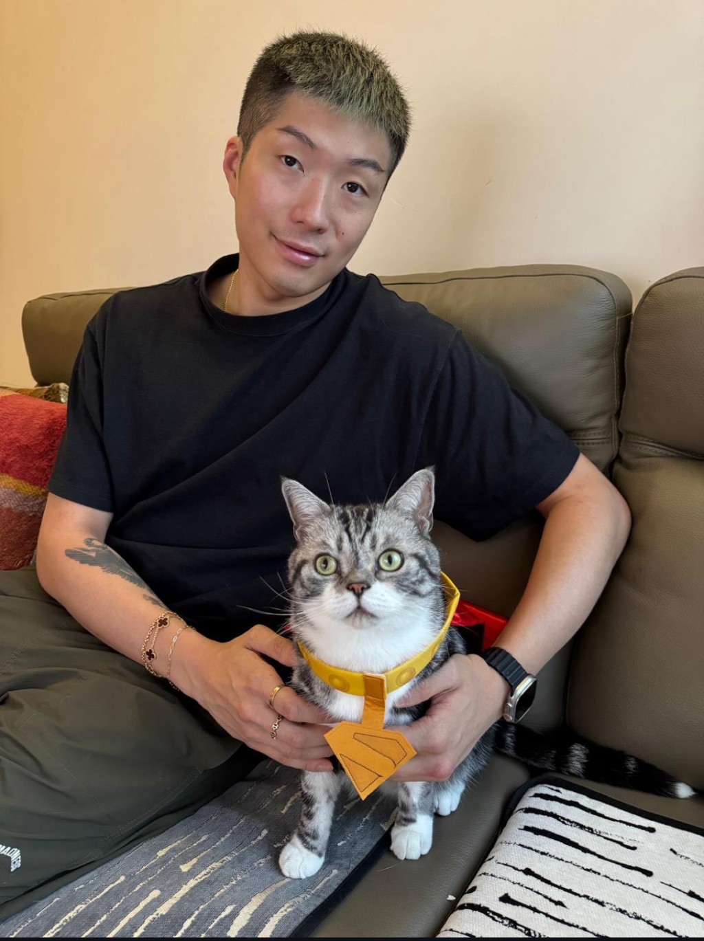 劍神張家朗和愛貓Zimba一齊扮超人,好可愛呢! 劍神張家朗和愛貓Zimba一齊扮超人,好可愛呢!