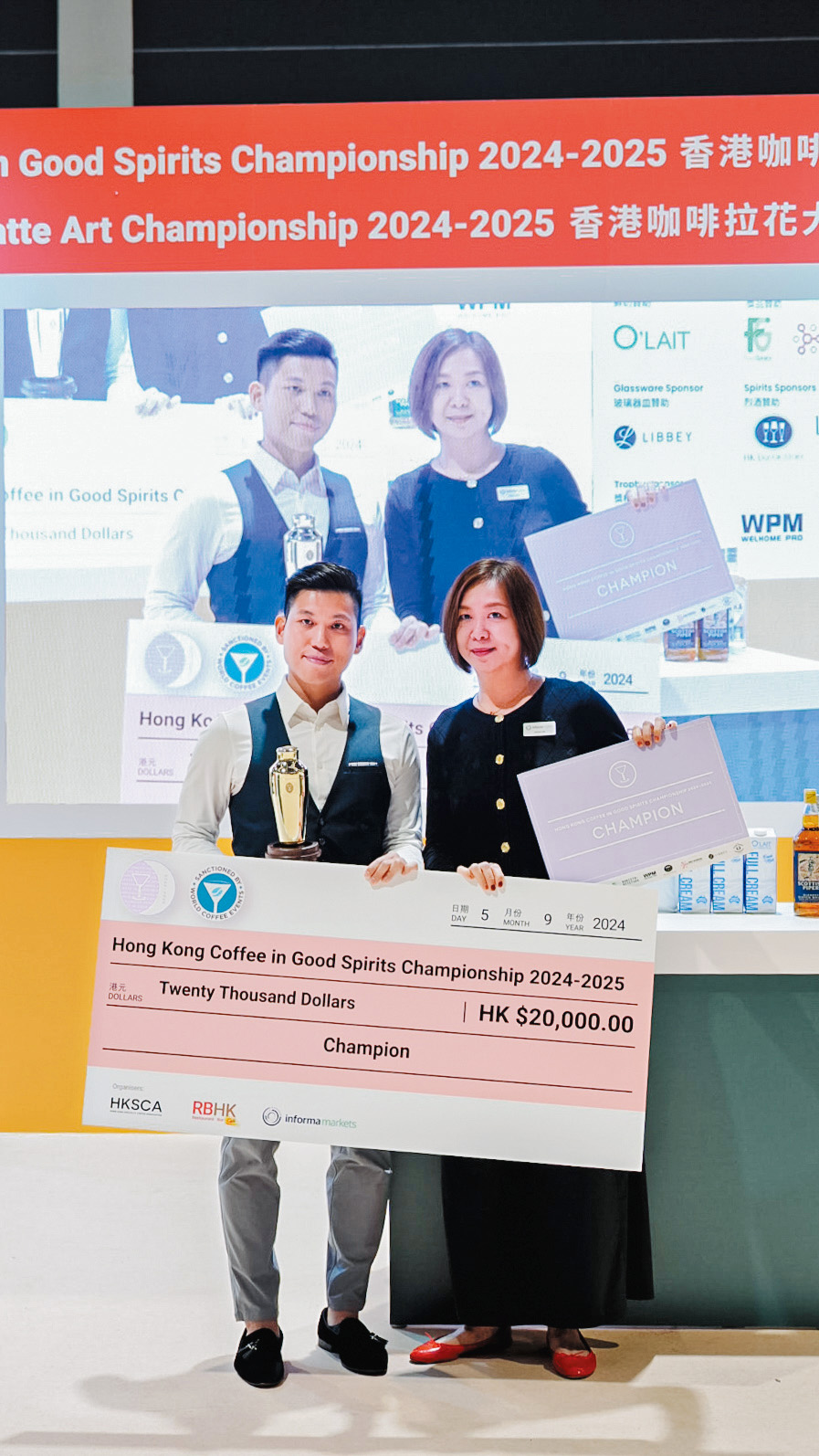 歐祖華為香港咖啡師大賽2024的冠軍得主,同時在香港咖啡調酒大賽 2024-2025嬴得 冠軍。 歐祖華為香港咖啡師大賽2024的冠軍得主,同時在香港咖啡調酒大賽 2024-2025嬴得 冠軍。