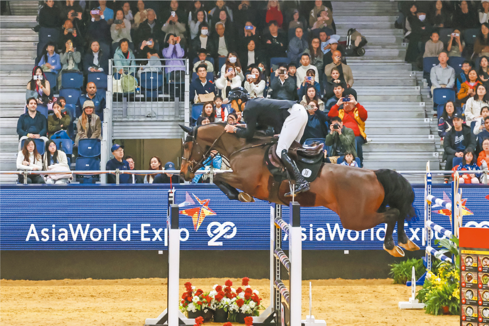 亞博館將逾三十六萬平方呎場地轉化為國際級室內馬術賽場，融合生活購物村與節慶互動區，以「體育+」模式打造沉浸式體驗。