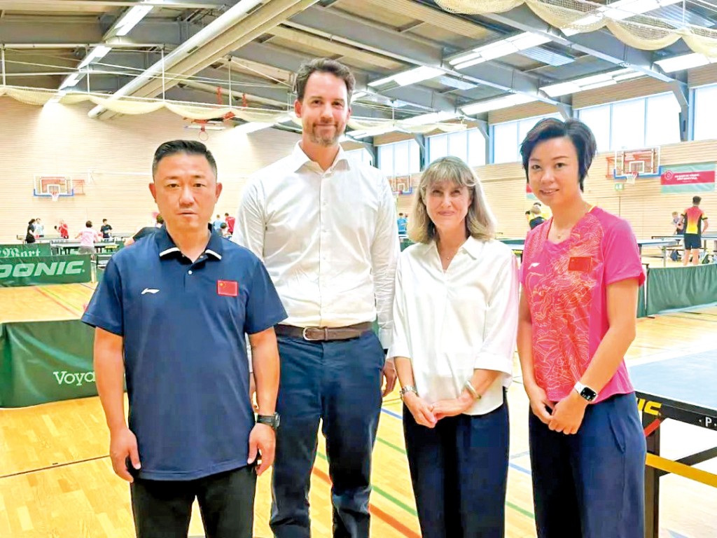 張怡寧與盧森堡乒聯教練夏澄、世界冠軍閆森共同指導歐洲選手。 張怡寧與盧森堡乒聯教練夏澄、世界冠軍閆森共同指導歐洲選手。