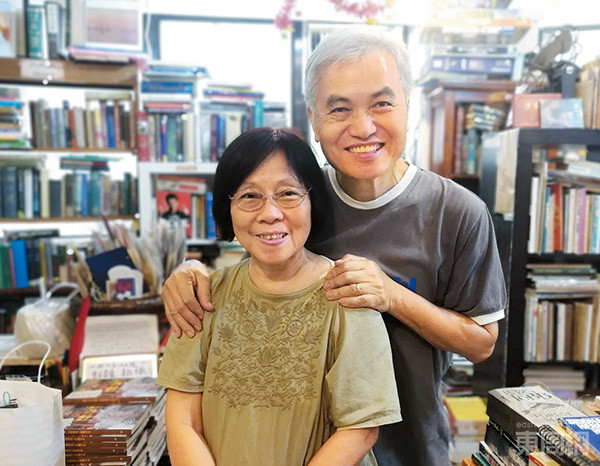 張秉權慶祝七十歲生日的方式，是與太太陳淑蕙在書店當一日店長。