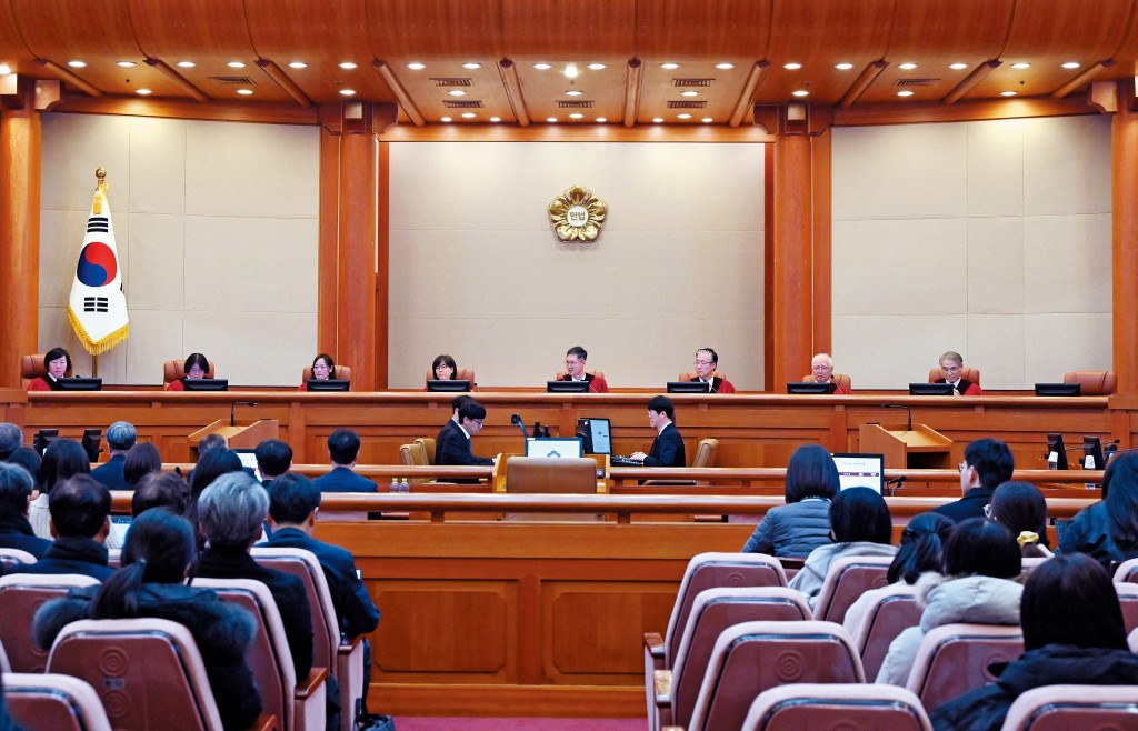 南韓憲法法院對尹錫悅彈劾案進行庭審，若法院批准彈劾，尹錫悅的總統任期就要提前結束。