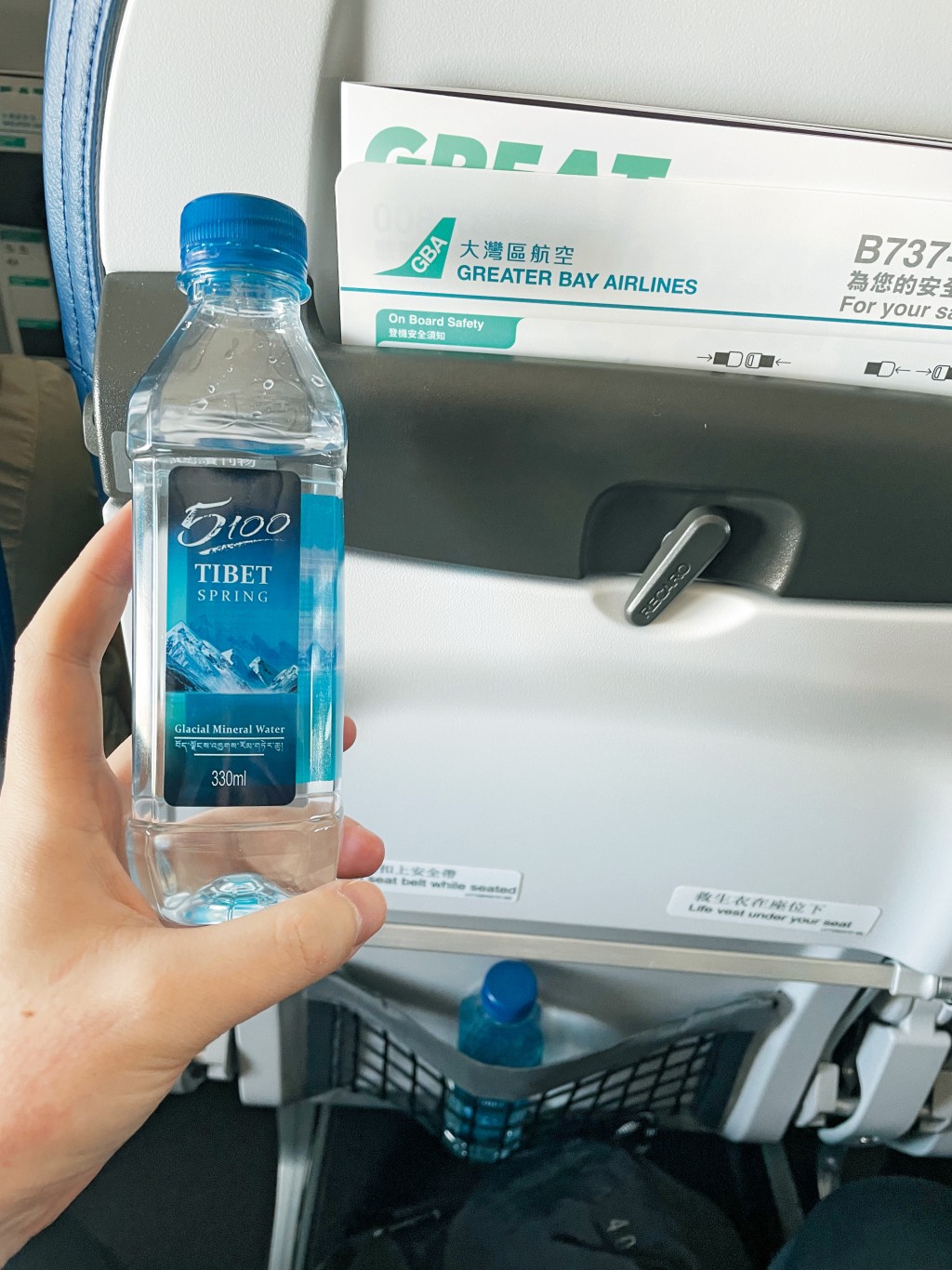 大灣區航空免費派樽裝水，葉小姐大讚「入閘後買水好貴，好貼心」。
