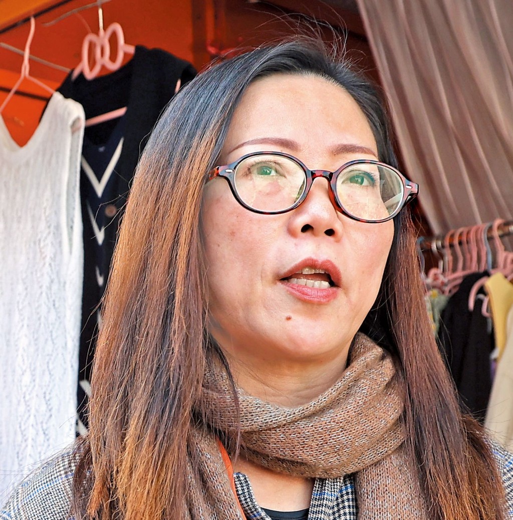 售賣衣服的檔主Chris收到有機會重新開檔的消息,坦言充滿期待。 售賣衣服的檔主Chris收到有機會重新開檔的消息,坦言充滿期待。