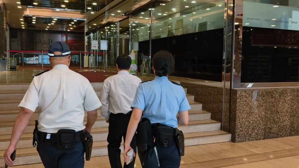 中環德輔道中19號環球大廈一間投資公司女董事上周一報案,指旗下一名26歲男職員在未經授權下擅自挪用公司資金炒股,導致賬面損失1.5億元。該涉案男子涉嫌盜竊被捕。 中環德輔道中19號環球大廈一間投資公司女董事上周一報案,指旗下一名26歲男職員在未經授權下擅自挪用公司資金炒股,導致賬面損失1.5億元。該涉案男子涉嫌盜竊被捕。