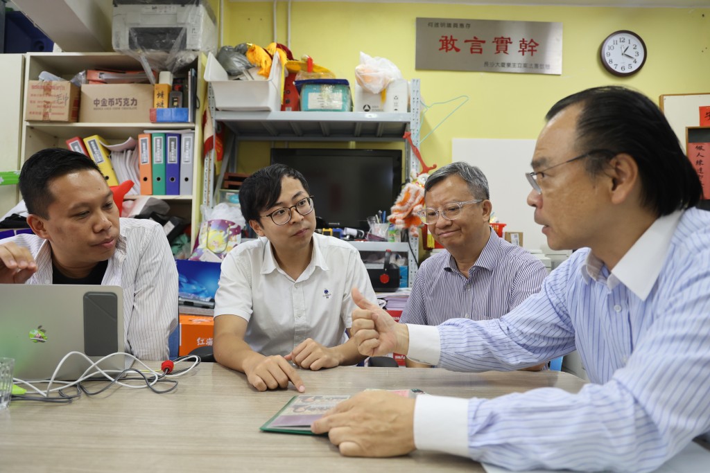見郭偉誠（左二）有心服務社區，民協主席廖成利（右一）、元老譚國僑（右二）傾囊傳授多年經驗，副主席李庭豐（左一）如同「大師兄」與郭偉誠同行。