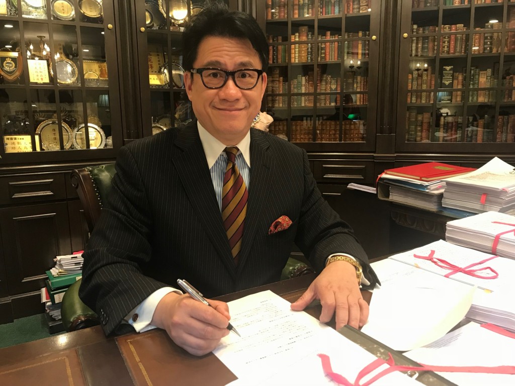 大律師陸偉雄表示，攜帶含受管制成分的未經註冊藥物回港，即使是「管有」也屬違法。  