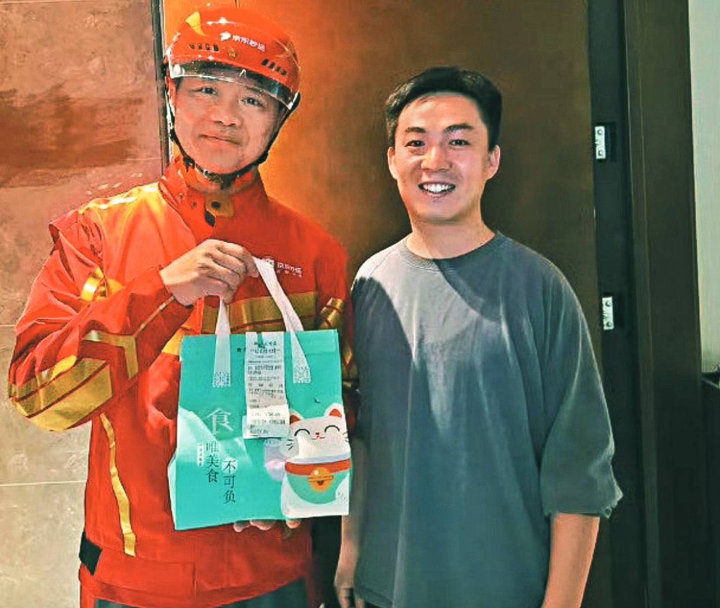 今年四月，京東創辦人劉強東 （左）策動「百億補貼」進入外賣市場，掀起第一波茶飲補貼大戰。