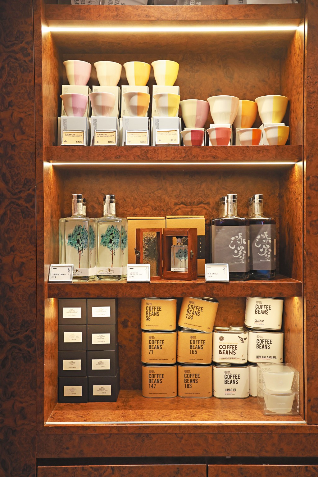 新店有賣2-WayCup、咖啡掛耳包、Filter及Espresso豆等,另有限量「白蘭樹下」氈酒、咖啡甜酒「淡墨」發售。 新店有賣2-WayCup、咖啡掛耳包、Filter及Espresso豆等,另有限量「白蘭樹下」氈酒、咖啡甜酒「淡墨」發售。