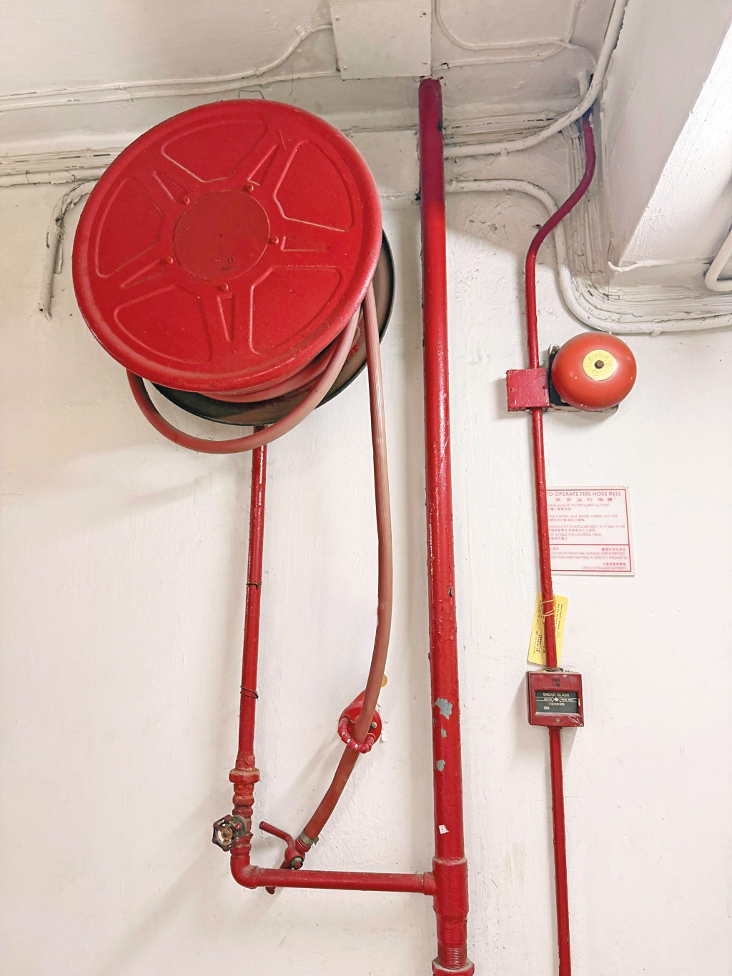 常見大廈消防系統(消防喉轆及消防警鐘)。 常見大廈消防系統(消防喉轆及消防警鐘)。
