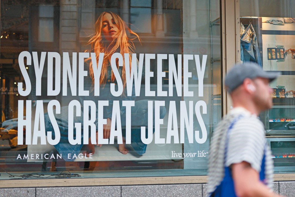 American Eagle找來荷李活新一代性感女星 Sydney Sweeney代言,新廣告一出即激發爭議, 被批標語推祟「白人至上」,有意貶低黑人。 American Eagle找來荷李活新一代性感女星 Sydney Sweeney代言,新廣告一出即激發爭議, 被批標語推祟「白人至上」,有意貶低黑人。
