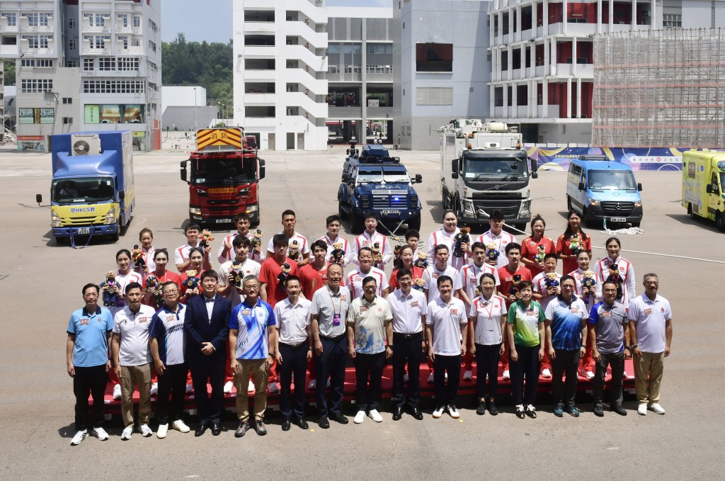 中國國家代表隊運動員與紀律部隊合照及「拉車」環節。