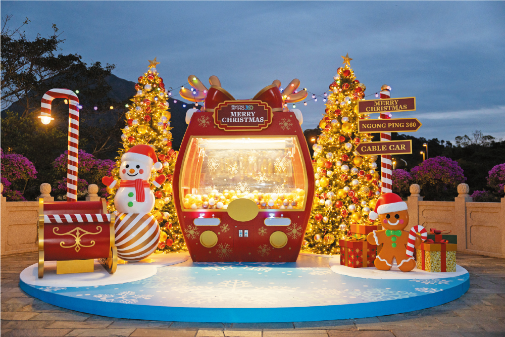 聖誕期間昂坪市集會化身成為「昂坪冬日夢幻樂園」,不但設置巨型纜車造型夾蛋機,各處又設有聖誕主題「打卡」位,等待賓客們前來一探究竟。 聖誕期間昂坪市集會化身成為「昂坪冬日夢幻樂園」,不但設置巨型纜車造型夾蛋機,各處又設有聖誕主題「打卡」位,等待賓客們前來一探究竟。
