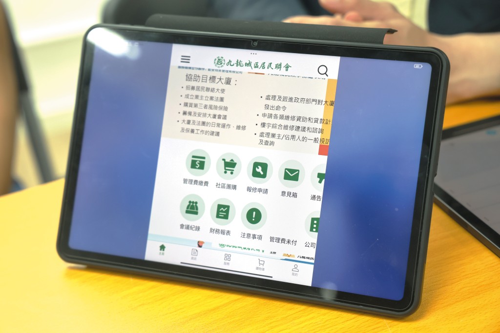 林博早前向街坊業戶講解管理應用程式運作。 林博早前向街坊業戶講解管理應用程式運作。