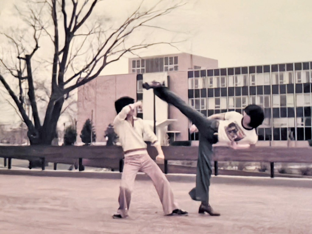 黃汝榮長大後與青年時期的打架對手重逢,昔日的仇家後來皆成為知名拳手,大家亦早已放下介蒂。 黃汝榮長大後與青年時期的打架對手重逢,昔日的仇家後來皆成為知名拳手,大家亦早已放下介蒂。