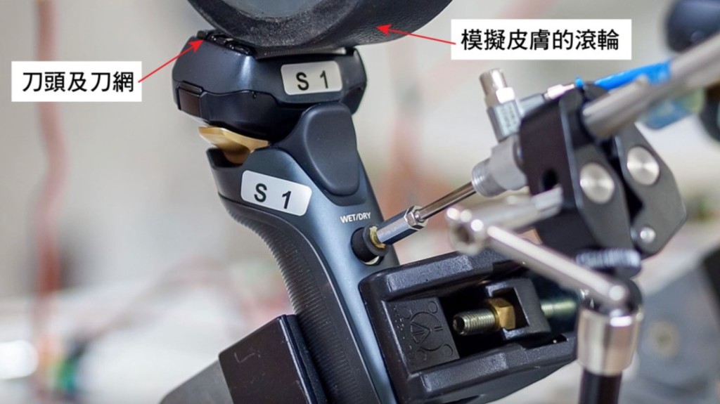 實驗室利用儀器模擬日常使用電鬚刨的情況，進行耐用測試。消委會圖片