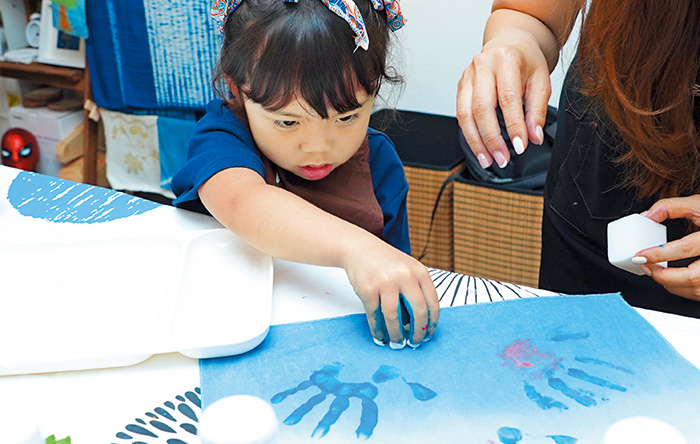 開始創作：使用塗有顏料的手指在創作布上進行描繪，可以使用單隻手指或多隻手指，以及不同的手指部位，例如：指尖、指腹等，來創造不同的效果。