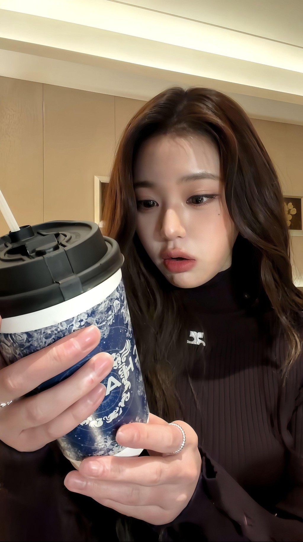 女團IVE成員張員瑛直播飲奶茶 女團IVE成員張員瑛直播飲奶茶