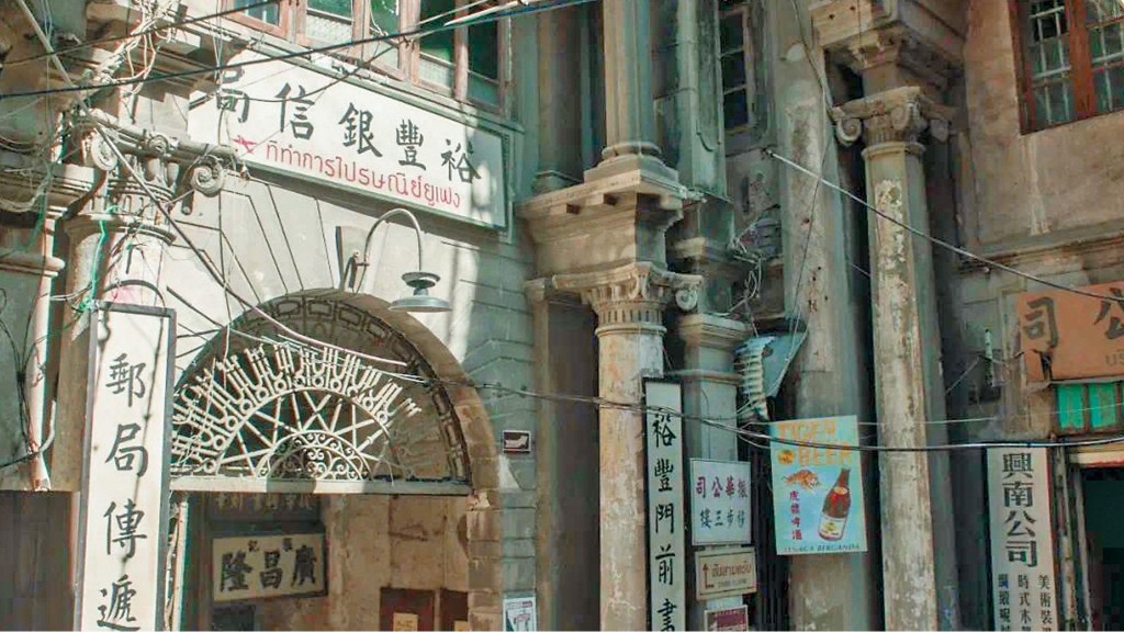 民國時期汕頭四大酒樓之首「陶芳酒樓」舊址，被劇組改造為影片中的「裕豐銀信局」，多段書寫與收寄「僑批」的溫情戲份均在此拍攝。