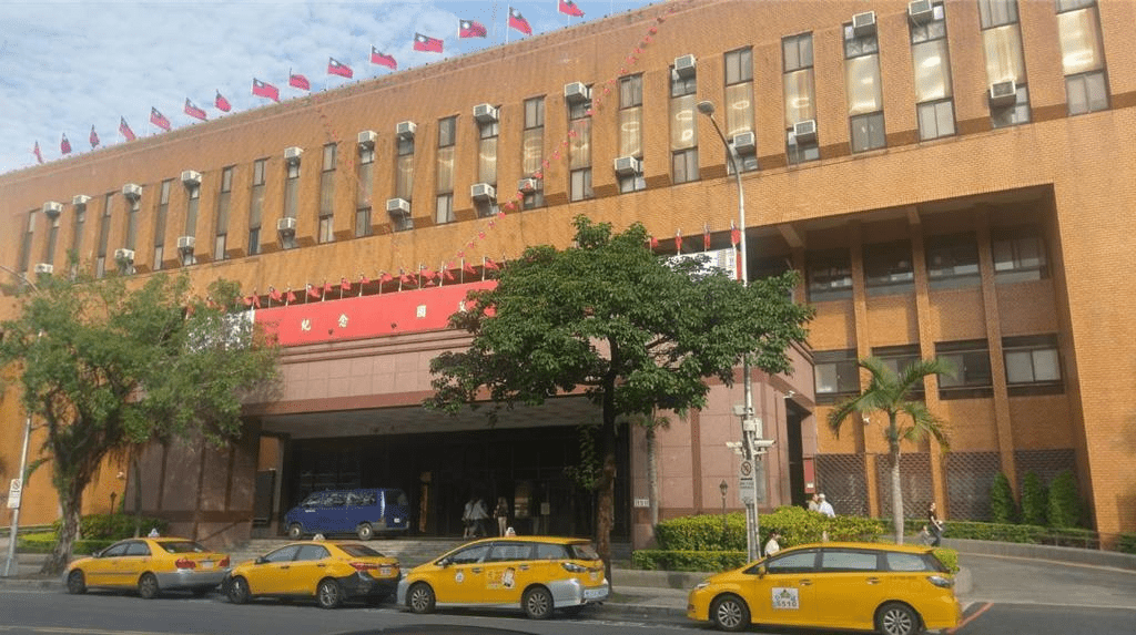 台灣民眾黨創黨主席柯文哲涉入京華城案、政治獻金案，今日一審宣判17年有期徒刑，同時褫奪公權6年。