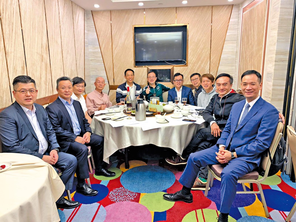 張志宇(右一)與創會主席方西河(右六)及一眾基金會幹事合照留念。 張志宇(右一)與創會主席方西河(右六)及一眾基金會幹事合照留念。