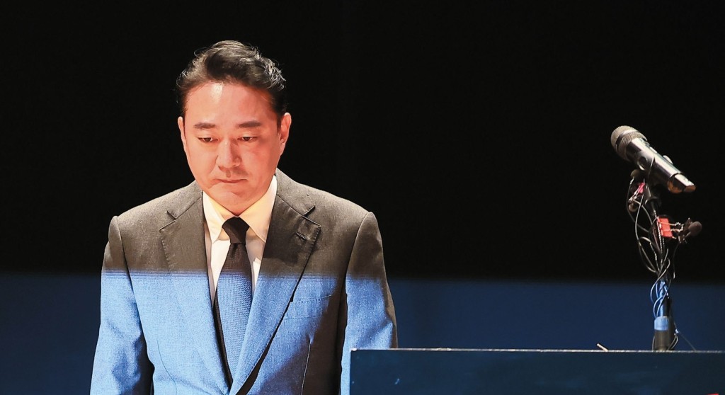 中央集團副會長洪正道公開向全體債權人與股東鞠躬致歉，強調破產重組是為了調整債務並繼續經營。