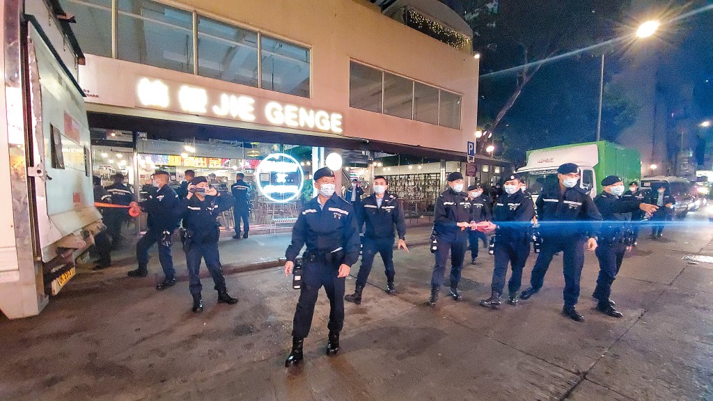 二○一九年十二月警方進入「桔梗」餐廳進行搜查後，檢走頭盔、伸縮棍、防毒面具等物資，王Ｘ軒被警方控以管有攻擊性武器及工具可作非法用途罪拘捕。