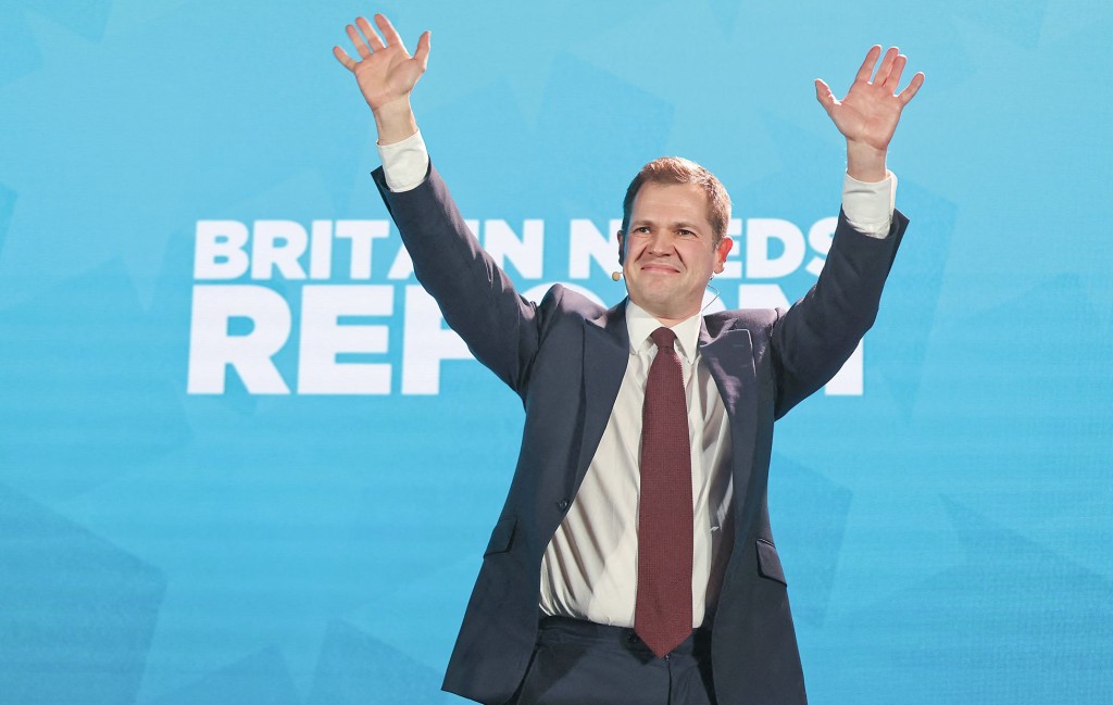 保守黨影子司法大臣鄭偉祺於一月十五 日遭停黨籍，同日宣布加入改革黨。