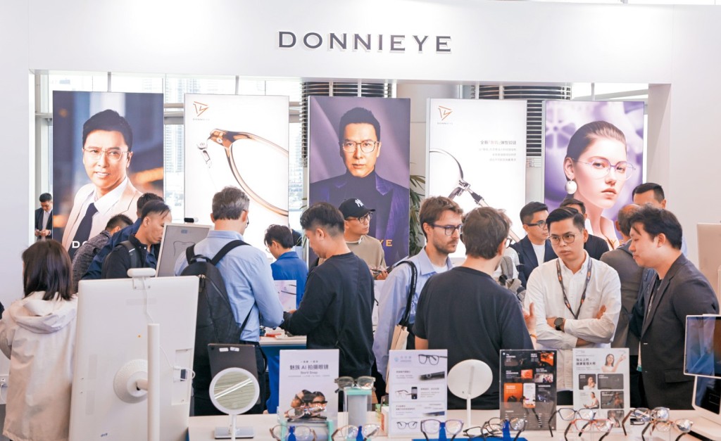 雅視光學集團展示多個集團旗下合作眼鏡品牌。