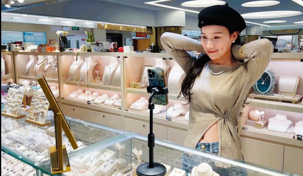 年輕人想賺更多,索性自己入貨,做直播賣珍珠首飾。 年輕人想賺更多,索性自己入貨,做直播賣珍珠首飾。