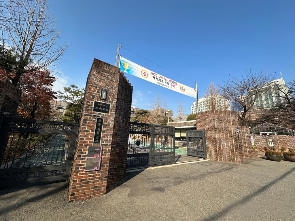 Faker在高中二時選擇全身投入電競職業生涯，離開就讀的麻浦中學。