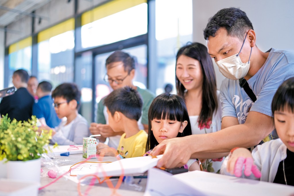 親子經濟近年極為蓬勃，結合「盛事經濟」 與「文旅體驗」，商場亦多以遊玩設施、教育體驗吸引家庭消費。