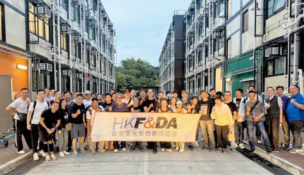 鄺錦明與商會會員安排床架、床褥、照明及淋浴等設備，協助宏福災民入住過渡性房屋新田部屋。