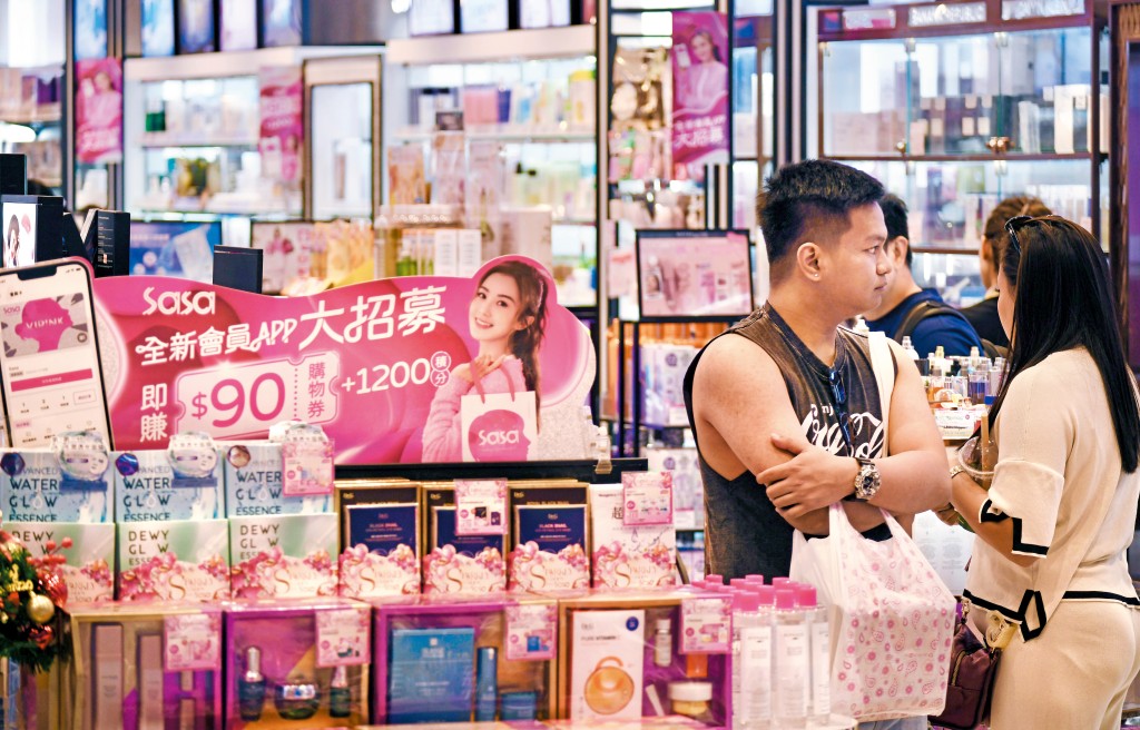 龍豐主要對手莎莎早前透露港澳同店銷售持續增長，主要是來自旅客的銷售明顯上升，顯示旅客的消費意欲好轉。