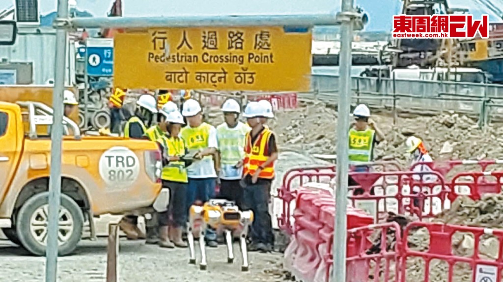 周思傑指不少政府工地已引入人工智能機械狗,代替工地人員前往一些高危或較複雜環境地方,協助安全巡查。