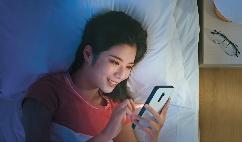 臨睡前不停看手機，或會影響睡覺意欲。