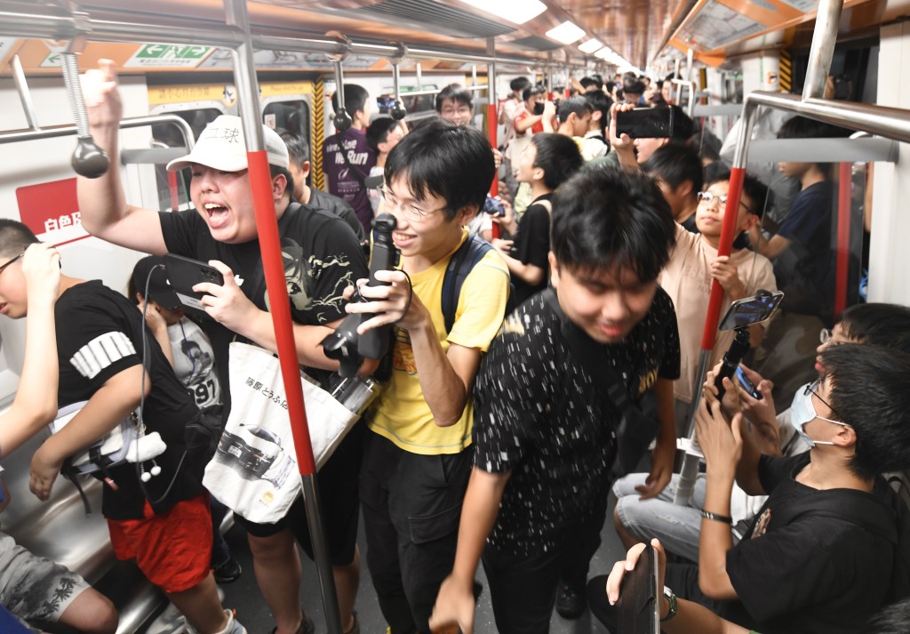 鐵路迷蜂湧登車展開首航之旅。 鐵路迷蜂湧登車展開首航之旅。