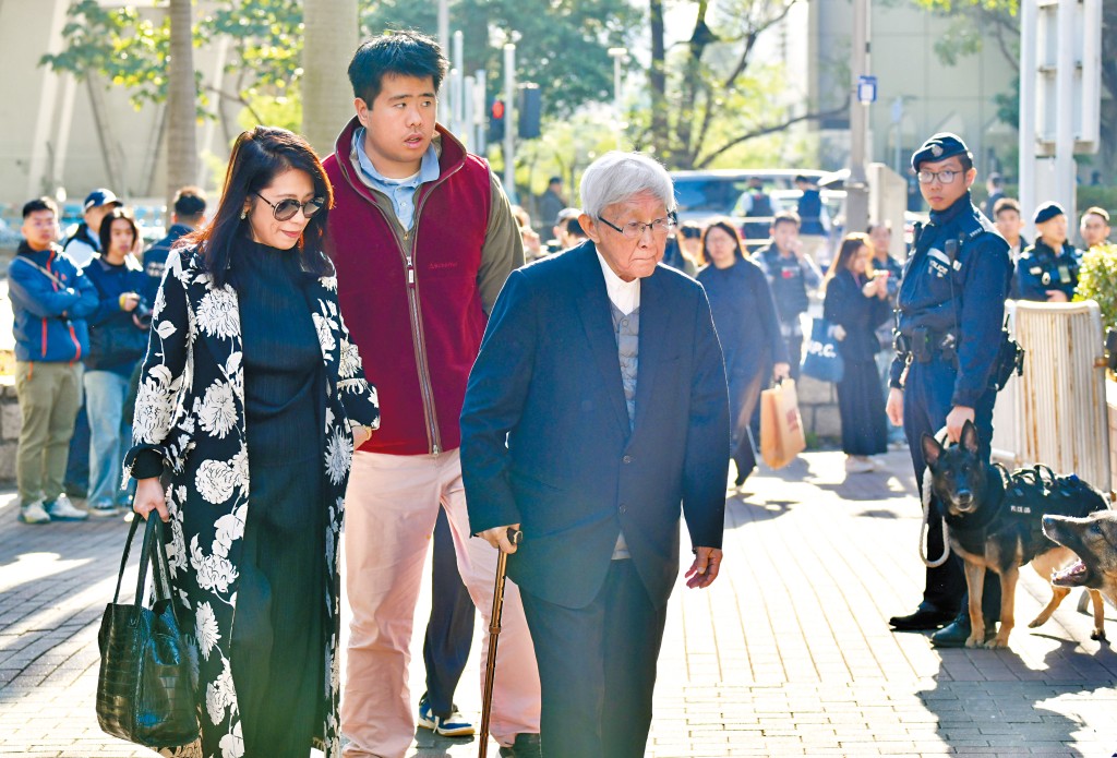 黎智英妻子李韻琴（左）、兒子黎順恩（中），及天主教香港教區榮休主教陳日君樞機（右）一同到法庭旁聽。